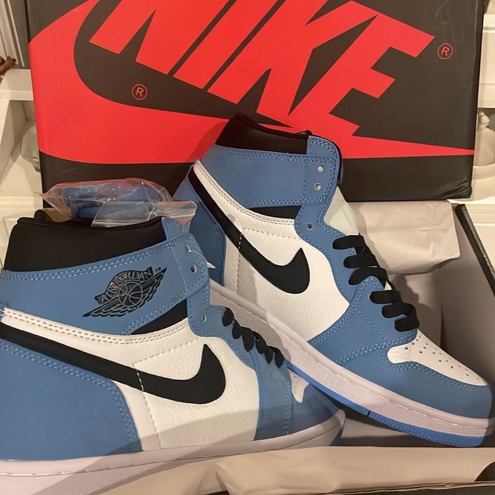Air Jordan 1 high university blue size 8 new with tags!